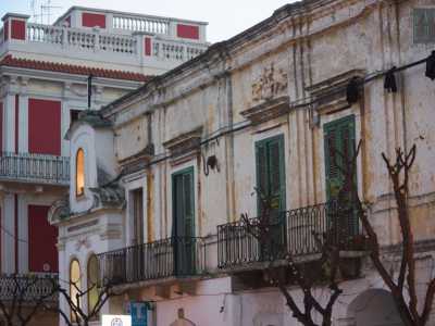 Il palazzo, in stile decor neoclassico, si sviluppa su due livelli, il primo intonacato di bianco e il secondo di un giallo canarino sbiadito